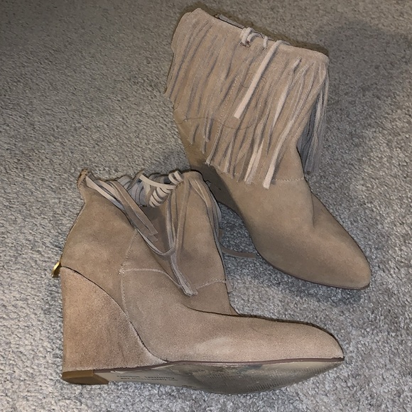 Chinese Laundry tan suede boots with fringe wedges size 9.5 - Picture 2 of 8
